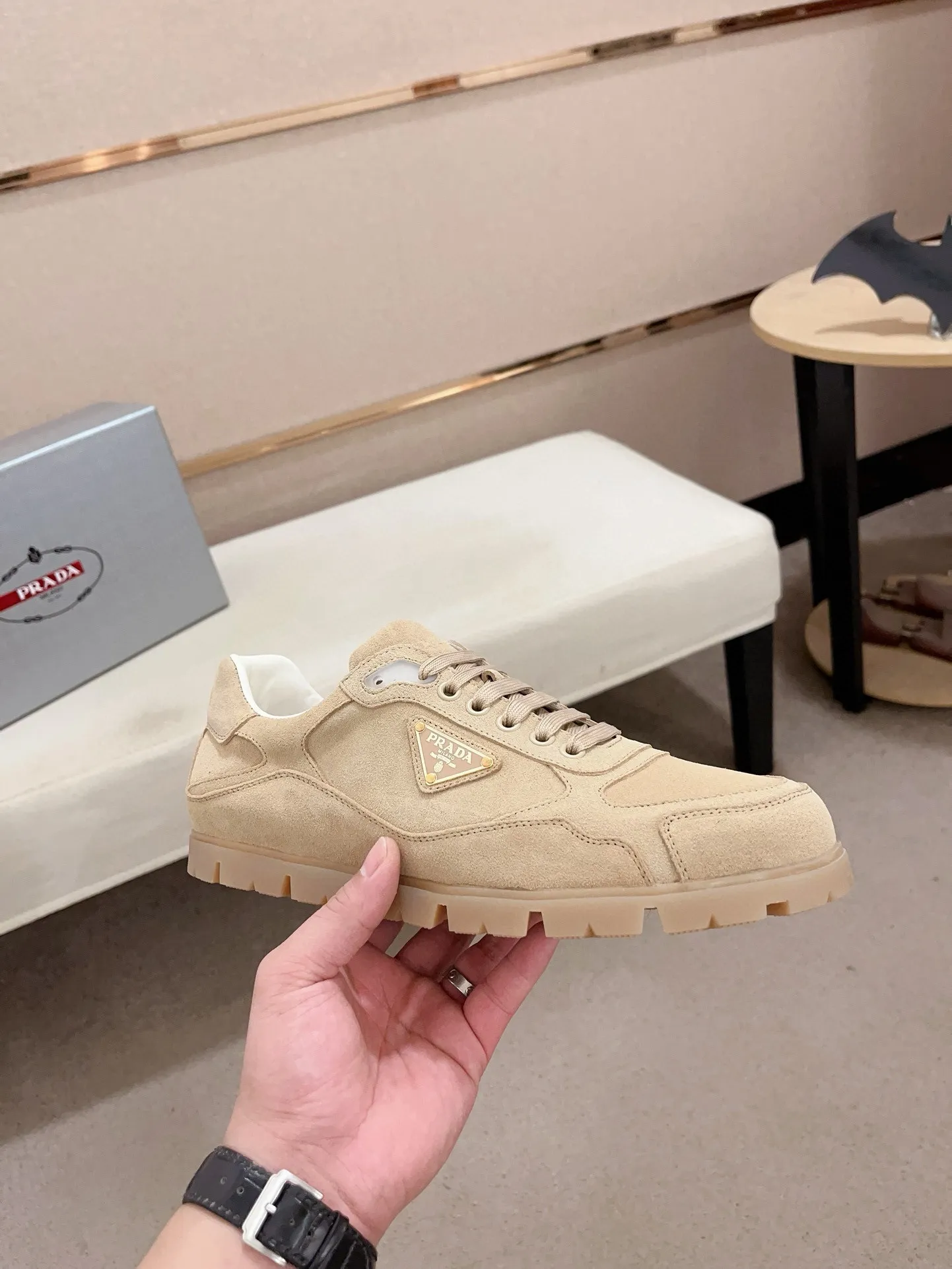 Men's shoes 💰 540💰 ✔️✔️✔️Higher version High-quality new PRADA (Prada) counters are launched at the same time. The new men's shoes and 😘 fabrics are made of high-tech glue-making technology. Lining: Full cowhide lining. 👍🏿 High-end ☄️ air-cushion molded anti-slip rubber outsole, exquisite lines, simple and elegant, comfortable and high-end for leisure travel. Code number: 38 to 44 (45 can be customized and cannot be returned or exchanged)